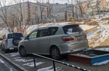 «Надо прав лишать»: во Владивостоке авто «припарковали» прямо на песочнице