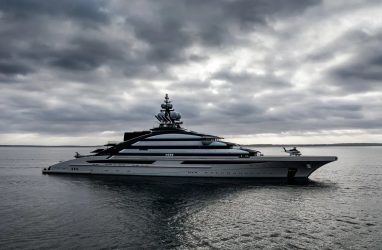 СМИ: огромная яхта российского миллиардера направляется во Владивосток