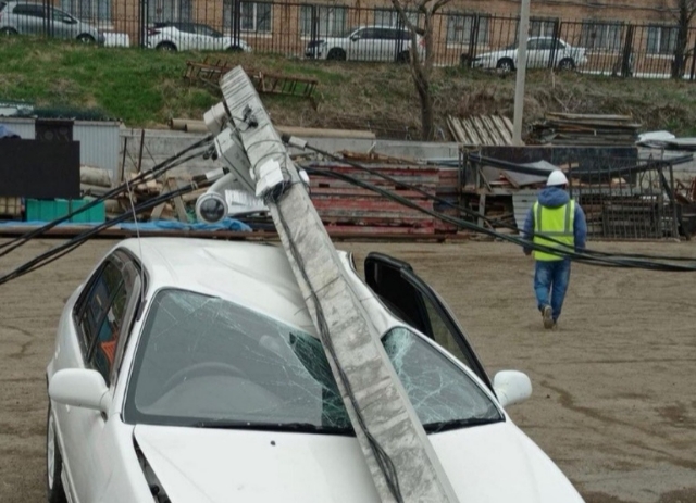 Бетонный столб рухнул на машину во Владивостоке — фото
