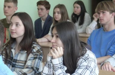 В России запретили мобильные телефоны на школьных уроках: реакция родителей и учителей