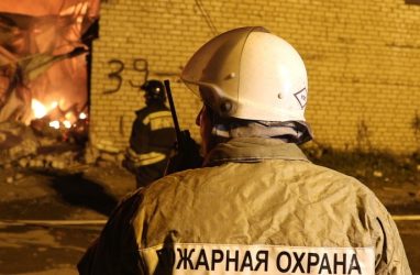 Во Владивостоке люди успели выскочить из загоревшейся машины