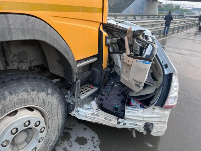 «Приус» в хлам: ДТП с грузовиком в Приморье унесло жизнь мужчины — фото