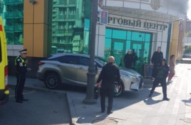 Элитная машина без водителя сбила пешеходов в центре Владивостока
