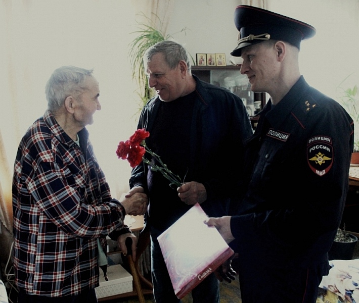 В Приморье полицейские навестили ветерана Великой Отечественной войны и подарили ему гвоздики