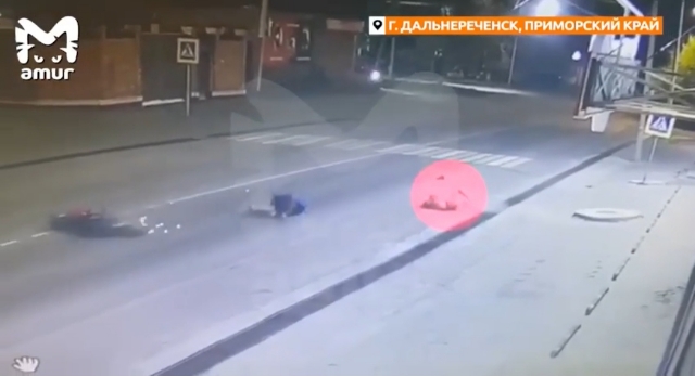 Сбил школьницу и скрылся: опубликованы кошмарные кадры момента ДТП в Приморье — видео (18+)