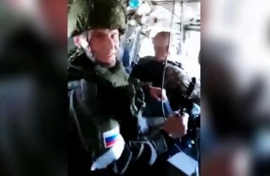 Губернатора Приморья заметили на Донбассе в каске с автоматом