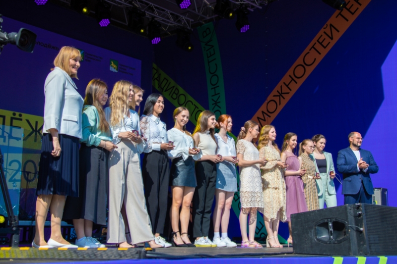 Стало известно, сколько из 2734 выпускников школ Владивостока получили золотые медали