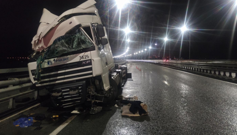 Кабина всмятку: грузовик повредил низководный мост в Приморье — фото