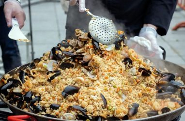 Во Владивостоке приготовили 1000 порций дальневосточной ухи и 200 килограммов «морского» плова