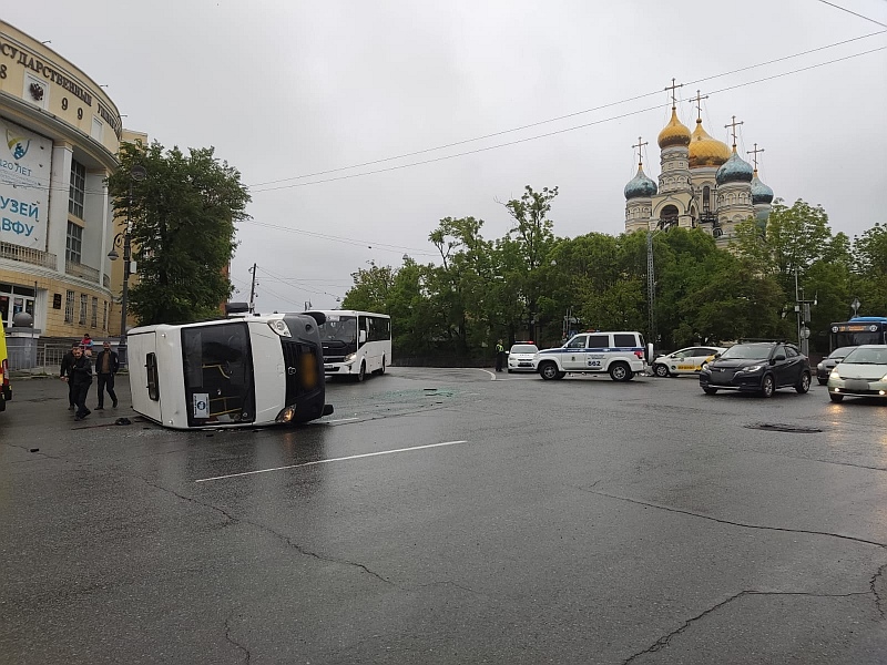 Во Владивостоке опрокинулся автобус с пассажирами — видео
