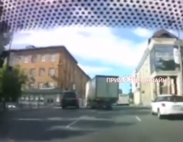 Грузовик перевернул «Крузак» в центре Владивостока — видео
