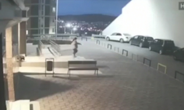 Шокирующее видео обсуждают жители Владивостока. Девушка чудом осталась жива