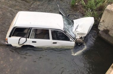 Приморец, утопивший свою машину в реке, «влип» на штраф — фото