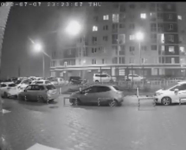 Жуткие кадры: мужчина упал с 12-го этажа во Владивостоке — видео (18+)