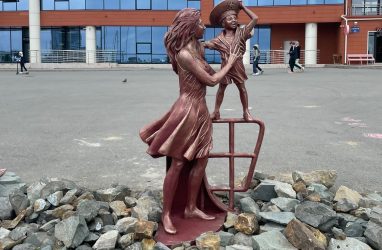 Выяснилось, кем вдохновился автор новой владивостокской скульптуры «Мама и ребёнок»