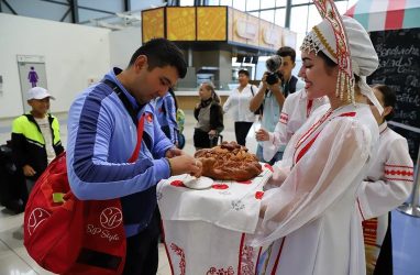 Бутербродами с красной икрой встречали участников игр «Дети Азии» во Владивостоке