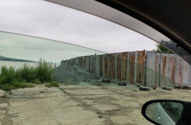 Жители Владивостока жалуются на подозрительный забор в пригороде — прямо у моря