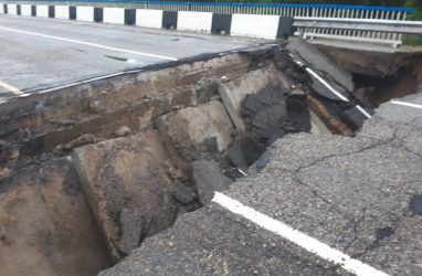 Размытые дороги и мосты мешают восстанавливать электроснабжение в Приморье