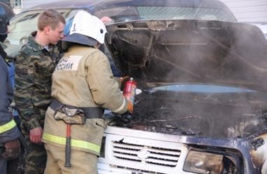 Потребовалось вмешательство пожарных: машины полыхали в Приморье