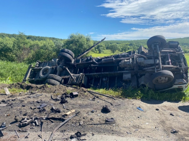 Лобовое ДТП с «Мерседесом» и грузовиком произошло в Приморье — фото