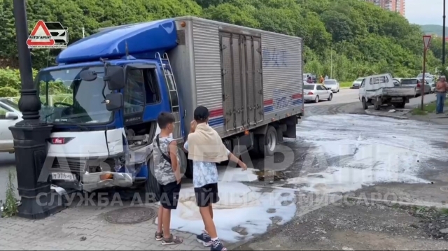 Жёсткое ДТП во Владивостоке: грузовик разбил две машины и врезался в столб — видео