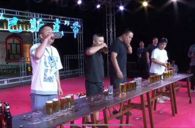 На празднике русской «Пасхи» в Китае пили пиво на скорость