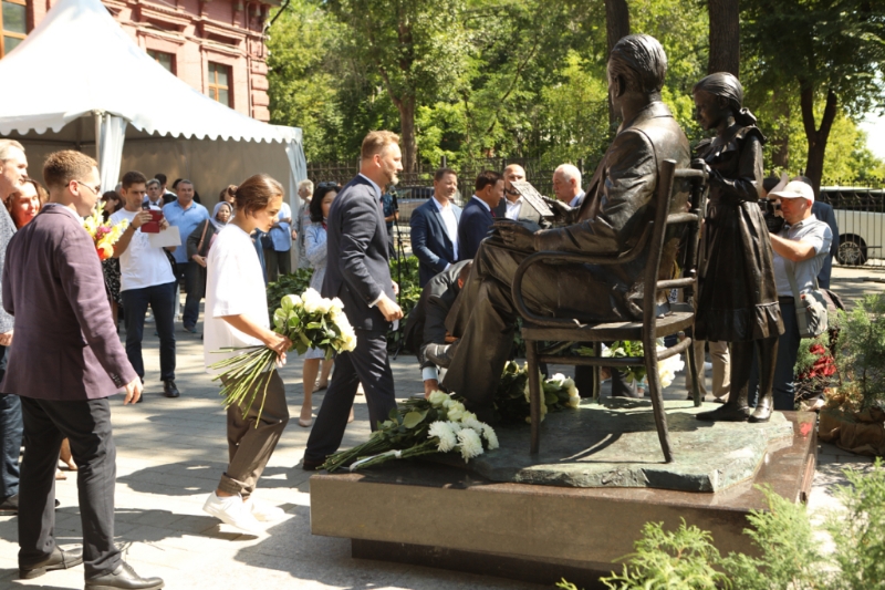 Во Владивостоке открыли памятник Владимиру Арсеньеву и его дочери — фото