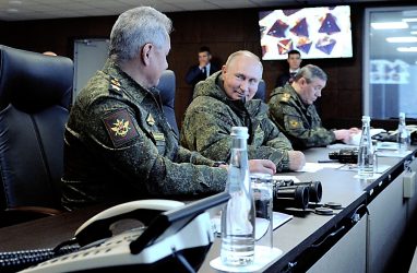 Путину показали военные учения на полигоне в Приморье