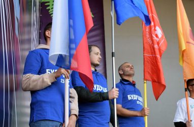Жители Приморья вышли на митинг в поддержку референдумов на Донбассе, Херсоне и Запорожье — фото