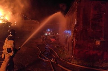 «Одна из квартир горела изнутри»: серьёзный пожар произошёл в Приморье