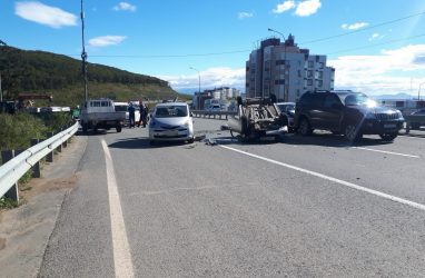 Во Владивостоке во время марафона произошло жёсткое ДТП с пострадавшими — фото