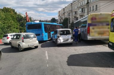 Сразу несколько пассажирских автобусов столкнулись во Владивостоке
