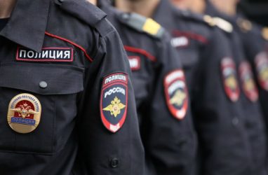 Официально: в центре Владивостока молодые люди провоцировали драку с полицейскими