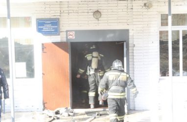 Почти 40 человек спасли на пожаре в Приморье