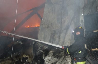 Серьёзный пожар тушили в приморском городе на улице Бакинских Комиссаров