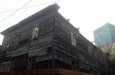 В центре Владивостока сносят аварийный дом 1915 года постройки
