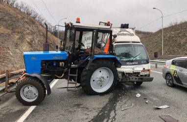 Микрогрузовик протаранил трактор на объездной трассе во Владивостоке