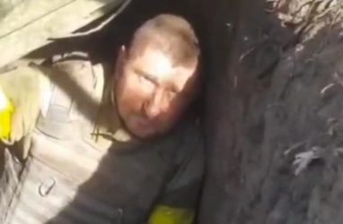 «Слава ВДВ!»: десантники из Приморья записали видео с пленным украинским солдатом