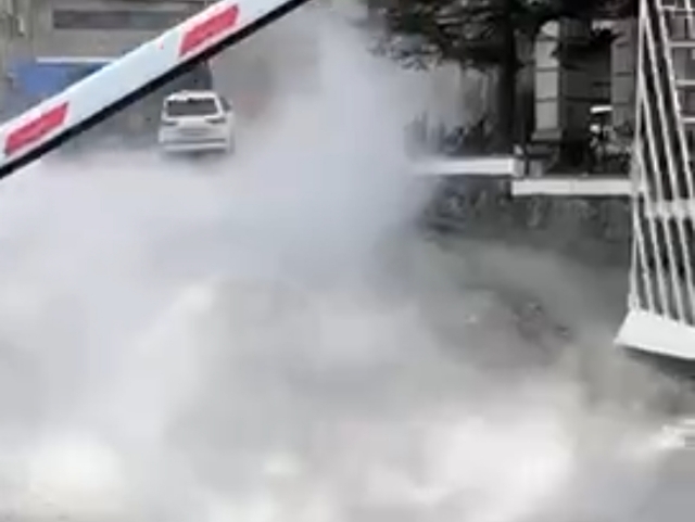 «Кипяток течёт по улице»: во Владивостоке произошёл порыв — видео