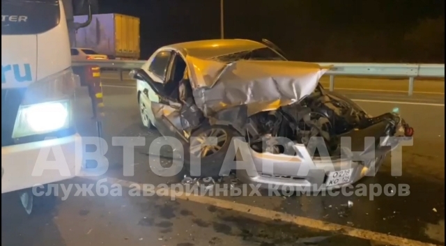 «Марк» в хлам, но никто не пострадал: ДТП произошло во Владивостоке — видео