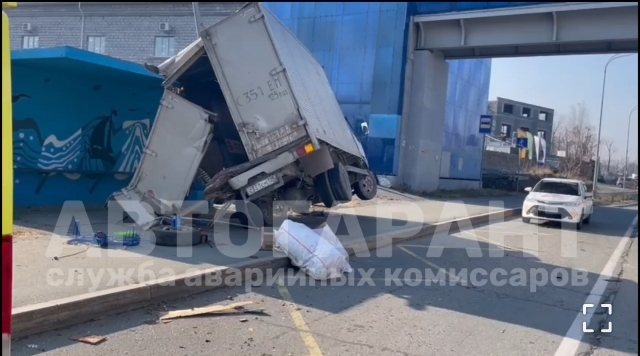 Жёсткое ДТП во Владивостоке: грузовик отбросило в автобусную остановку — видео