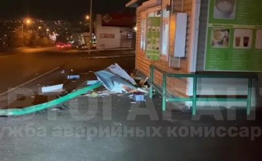 Во Владивостоке водитель «электрички» снёс столб, припарковался и ушёл домой