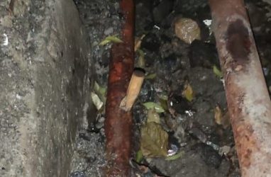 В трубу вбили деревянный чопик: мэру Владивостока рассказали об «интересном» ремонте на фоне старта отопительного сезона