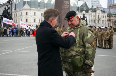 На центральной площади Владивостока вручили награды участникам специальной военной операции