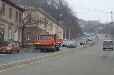 На фоне снегопада во Владивостоке резко подорожало такси