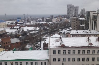 «Наверх подняться невозможно»: жители Владивостока сообщают о проблемах после мокрого снегопада