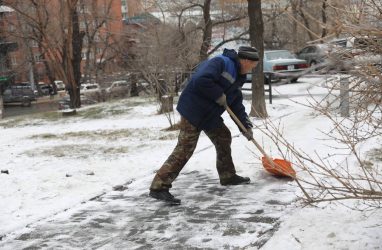 «Почему пешеходы опять на последнем месте?»: жители Владивостока вынуждены буквально ползать по ледяному городу