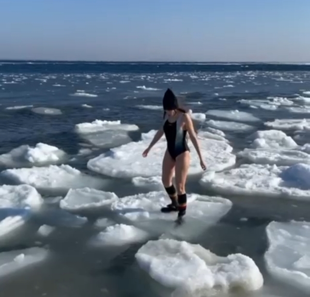 Шикарная красотка в купальнике скакала по льдинам во Владивостоке — видео