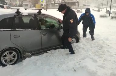 Во Владивостоке росгвардейцы в пургу помогли водителям «Марка», грузовика и фургона