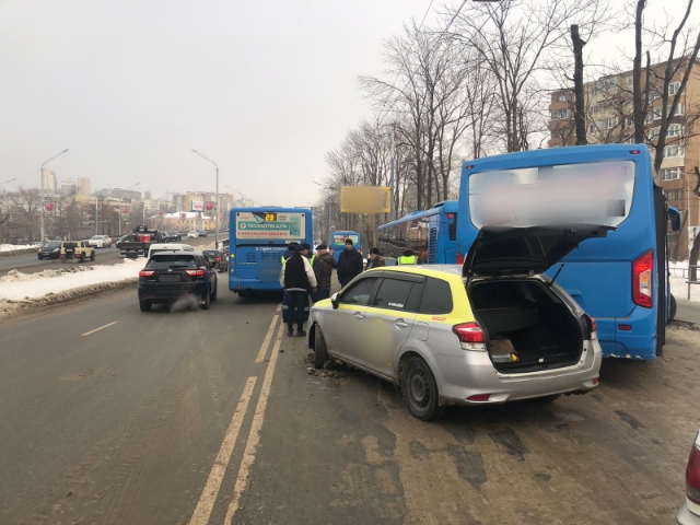 Скользкая дорога: три автобуса и такси попали в ДТП во Владивостоке